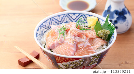 サーモン丼（ どんぶり ） 113839211