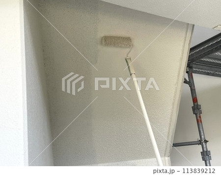 階段の上裏を白色で塗装 113839212