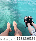 海と男女の足 113839584