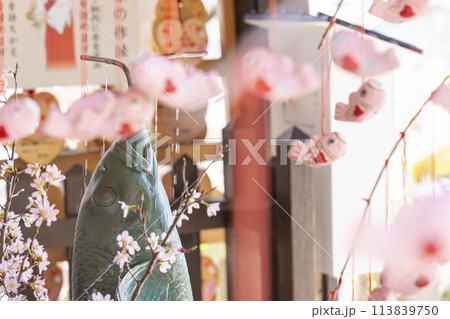 北野天満神社　手水舎（叶い鯉）　鯉の張子 113839750