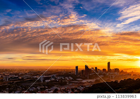 マジックアワーの都心のビル群のシルエット イラスト マジックアワーの都心のビル群のシルエット イラスト 113839963