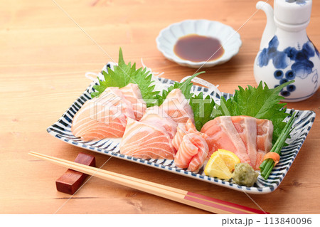 サーモンのお刺身 113840096