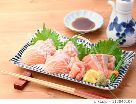 サーモンのお刺身 113840107