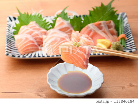 サーモンのお刺身 113840184