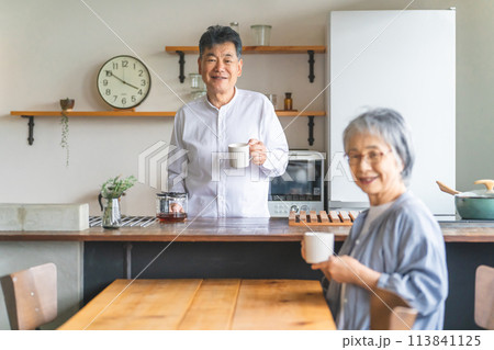 家のキッチンでコーヒーをいれる高齢者男性と高齢者女性(老夫婦) 家のキッチンでコーヒーをいれる高齢者男性と高齢者女性(老夫婦) 113841125