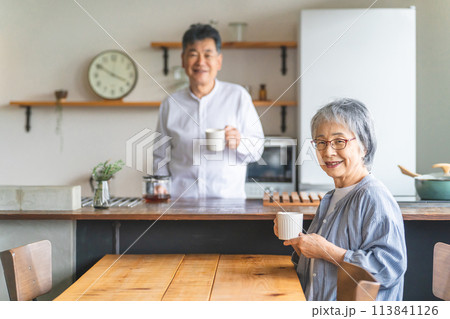 家のキッチンでコーヒーをいれる高齢者男性と高齢者女性(老夫婦) 家のキッチンでコーヒーをいれる高齢者男性と高齢者女性(老夫婦) 113841126