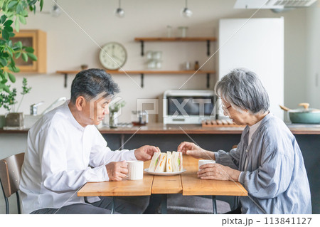 家で朝食・昼食をとるシニア・高齢者の夫婦 113841127