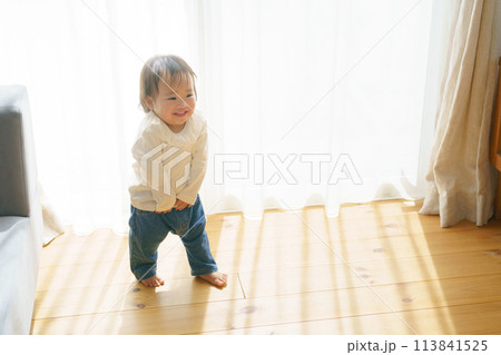 ソファの周りを歩く小さな女の子 113841525