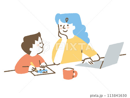男の子が描くイラストを見ているお母さん_色 113841630