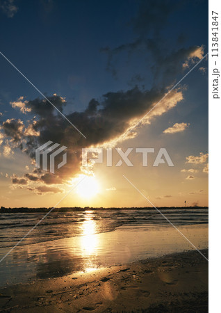 Vertical landscapes of a sunrise on the beach Vertical landscapes of a sunrise on the beach 113841847