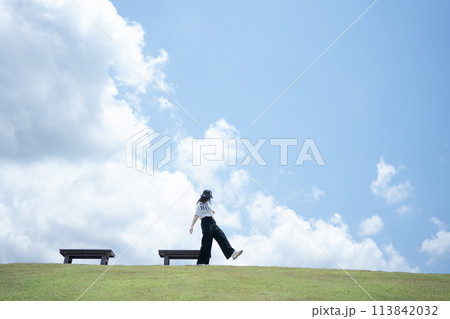 solo woman happy and enjoy with summer travel with cloudy background 113842032