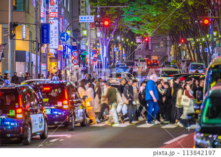 日本の東京都市景観 4月。脱コロナ…大混雑…観光客らで賑わう新緑の渋谷…=19日 113842197