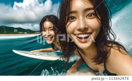 サーフィンを楽しむ日本人の若い姉妹 113842978