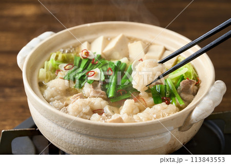 熱々に煮立つモツ鍋 113843553