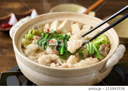 熱々に煮立つモツ鍋 熱々に煮立つモツ鍋 113843556