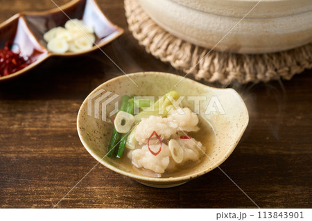 取り分けたモツ鍋 113843901