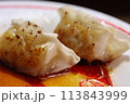 焼きたて餃子、ジューシーなミニ餃子、自宅で楽しむ餃子 113843999