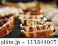 焼きたて餃子、ジューシーなミニ餃子、自宅で楽しむ餃子 113844005