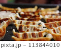 焼きたて餃子、ジューシーなミニ餃子、自宅で楽しむ餃子 113844010