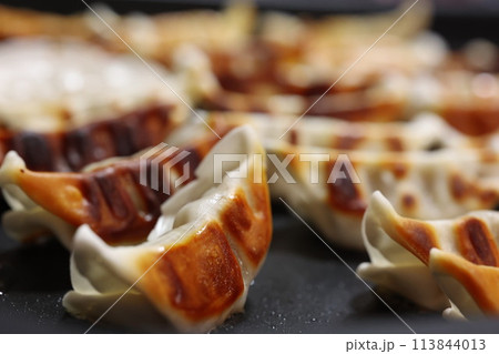 焼きたて餃子、ジューシーなミニ餃子、自宅で楽しむ餃子 焼きたて餃子、ジューシーなミニ餃子、自宅で楽しむ餃子 113844013