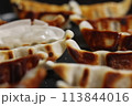 焼きたて餃子、ジューシーなミニ餃子、自宅で楽しむ餃子 113844016