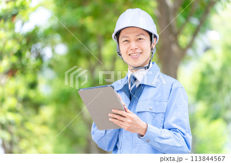 ヘルメット　作業服の男性　ポートレート 113844567