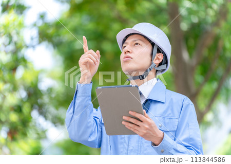 ヘルメット 作業服の男性 ポートレート ヘルメット 作業服の男性 ポートレート 113844586