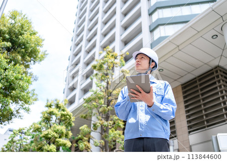 作業服の男性　ビジネス　点検　見上げる 113844600