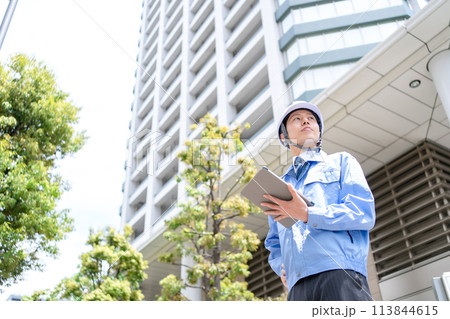 作業服の男性　ビジネス　点検　見上げる 113844615