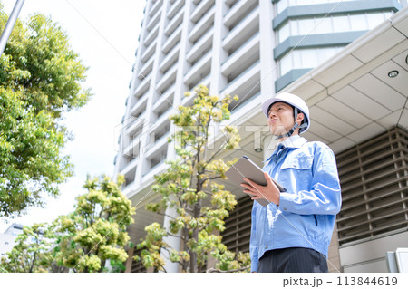 作業服の男性 ビジネス 点検 見上げる 作業服の男性 ビジネス 点検 見上げる 113844619