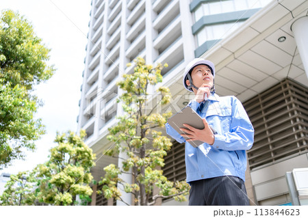 作業服の男性　ビジネス　点検　見上げる 113844623