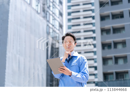 ビジネス　作業服の男性　建築現場 113844668