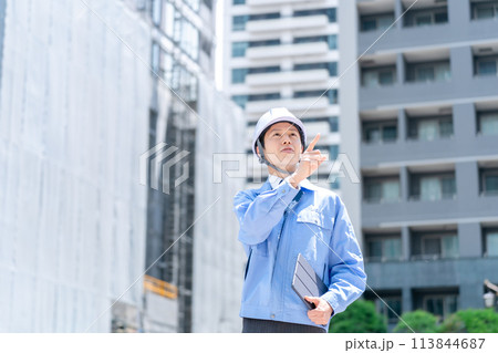 ビジネス　作業服の男性　建設現場 113844687