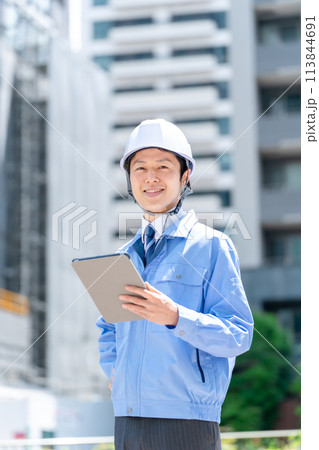 ビジネス　作業服の男性　建設現場 113844691