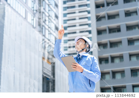 ビジネス　作業服の男性　建設現場 113844692