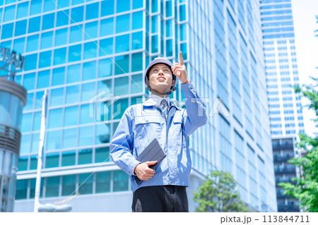 作業服の男性　ヘルメット　建設現場　タブレット 113844711