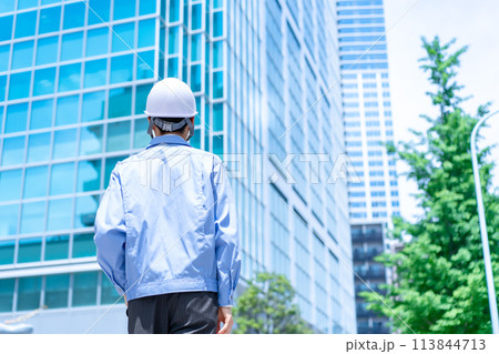 作業服の男性　ヘルメット　建設現場　タブレット 113844713