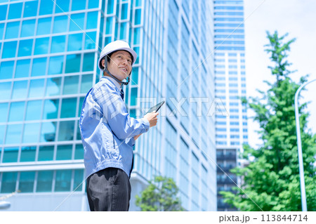 作業服の男性　ヘルメット　建設現場　タブレット 113844714