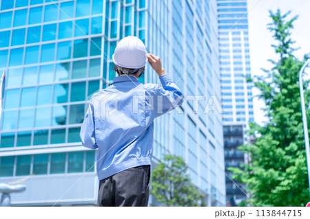 作業服の男性 ヘルメット 建設現場 タブレット 作業服の男性 ヘルメット 建設現場 タブレット 113844715