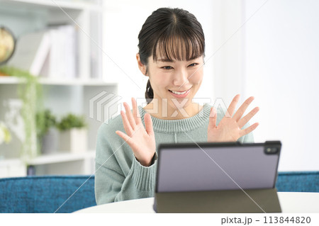 タブレットでビデオ通話をする女性 113844820