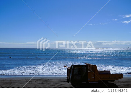 キラキラ光る海と養浜作業車 キラキラ光る海と養浜作業車 113844841
