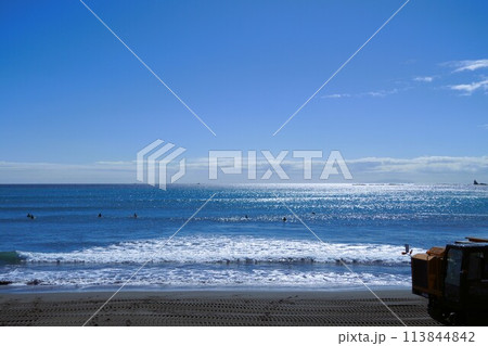 キラキラ光る海と養浜作業車 113844842