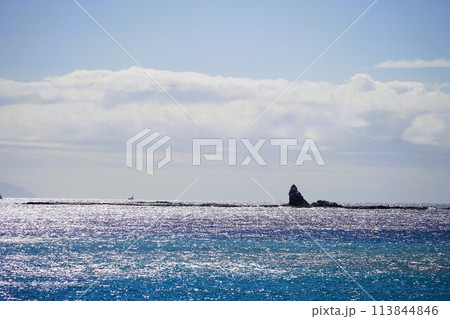 キラキラ光る海と茅ヶ崎エボシ岩 キラキラ光る海と茅ヶ崎エボシ岩 113844846