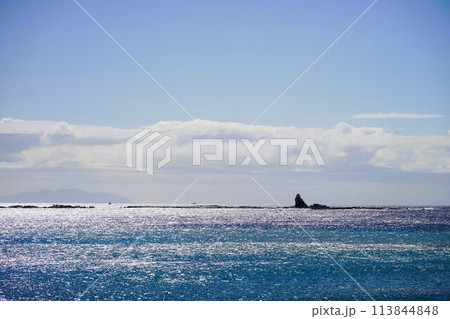 キラキラ光る海と茅ヶ崎エボシ岩 113844848