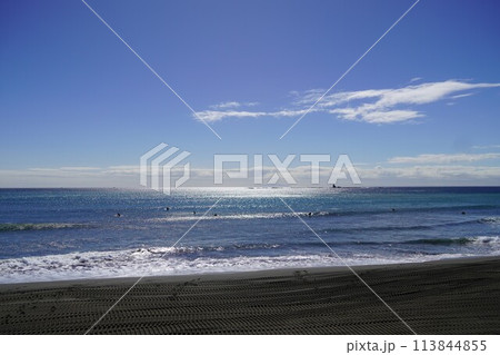 キラキラ光る海と大空 113844855