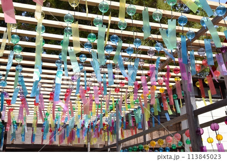 風の通り道と名付けられた別小江神社の風鈴飾り 113845023