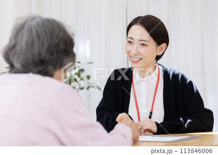 介護保険認定調査するケアマネージャー　介護支援専門員 113846006