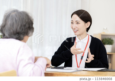 介護保険認定調査するケアマネージャー　介護支援専門員 113846008