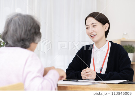 介護保険認定調査するケアマネージャー 介護支援専門員 介護保険認定調査するケアマネージャー 介護支援専門員 113846009