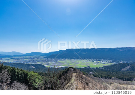 快晴の阿蘇外輪山 113846019